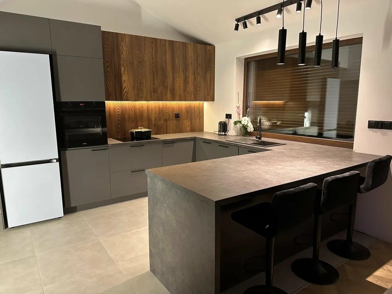 Kuchnia na zamówienie – fronty antracytowe z drewnem orzechowym